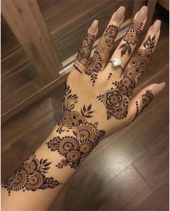 Soft Daisy Symmetry On Back Hand Mehndi Design Soft Daisy Symmetry On Back Hand Mehndi Design
